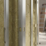 découvrez comment choisir le rail montant idéal pour votre cloison phonique afin d'assurer une isolation acoustique optimale et un confort sonore maximal.