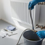 apprenez à désembouer vos radiateurs facilement grâce à notre tutoriel simple et efficace pour améliorer leur performance et prolonger leur durée de vie.