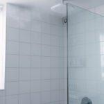 découvrez des astuces efficaces pour prévenir les moisissures dans votre salle de bain et maintenir un environnement sain et propre.