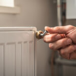 découvrez comment purger efficacement votre radiateur de chauffage au gaz pour évacuer l'air et optimiser la diffusion de la chaleur dans votre maison.